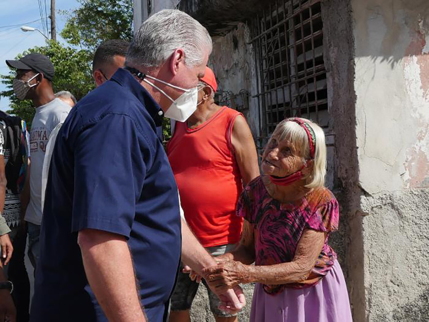 No, no he sido yo. Esto siempre lo hicieron Fidel y Raúl; cada quien en su tiempo —le respondió Díaz-Canel agradecido, pero como queriendo situar la historia en su justo lugar, mientras se acercaba a la dama que cariñosa quería tocarlo con sus manos.