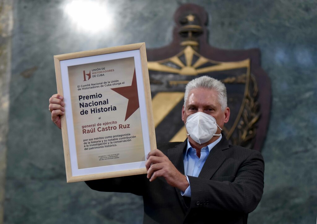 Otorgan a Raúl Castro Premio Nacional de Historia