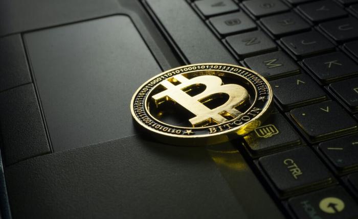 Las criptomonedas o criptoactivos, esa suerte de dinero digital sin existencia física, ni respaldo en oro y fuera del control de instituciones bancarias y países, como en muchas naciones también en Cuba tiene cada vez un mayor número de personas que las emplean en transacciones comerciales y en operaciones financieras, cambiarias y de cobranzas o de pagos.