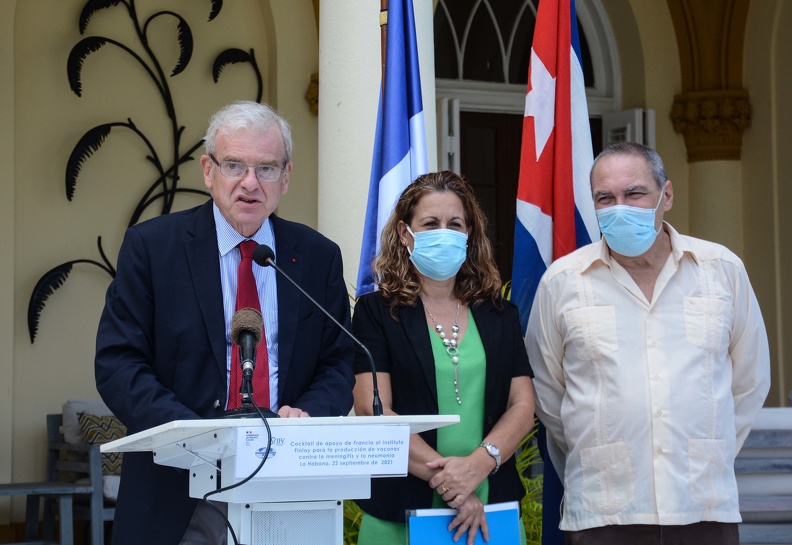 Francia apoya producción de vacunas cubanas contra la meningitis y la neumonía