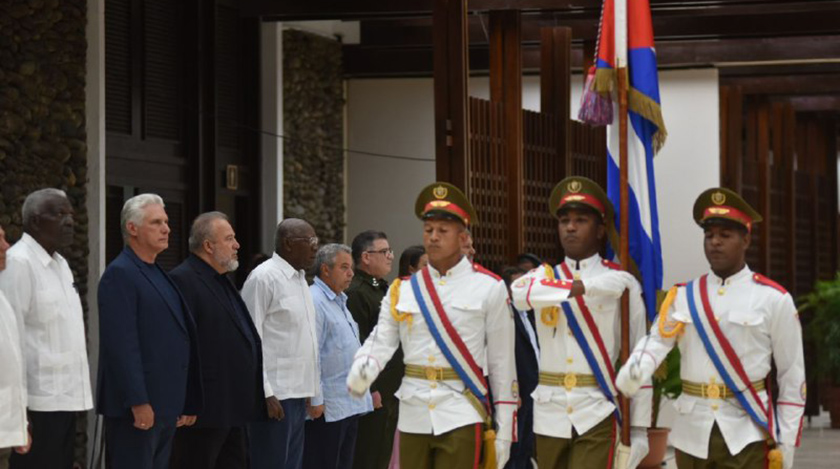 Miguel Díaz-Canel Bermúdez, primer secretario del Comité Central del Partido Comunista de Cuba y Presidente de la República, preside hoy la ceremonia de condecoración a participantes en el incendio de la base de supertanqueros de Matanzas.