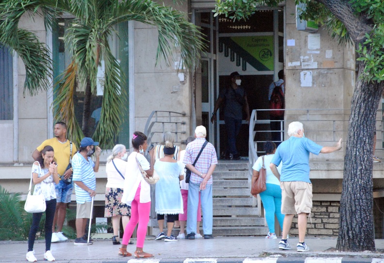 Anuncia el gobierno cubano la venta de divisas a la población