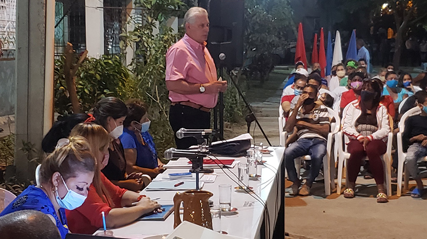 De humanista, emancipador e inclusivo, calificó Miguel Díaz-Canel Bermúdez, Primer Secretario del Comité Central del Partido Comunista de Cuba y Presidente de la República, al proyecto de nuevo Código de las Familias durante la consulta popular este jueves en la circunscripción 38 del Consejo Popular Caribe, en esta ciudad.