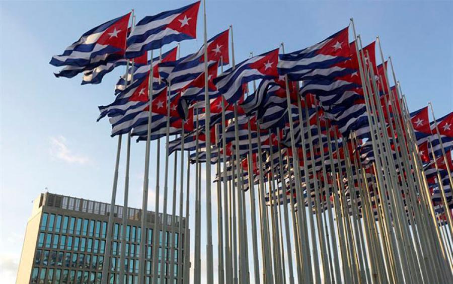 1107-banderas-cubanas-tribuna-antimperialista-y-embajada-eeuu.jpg