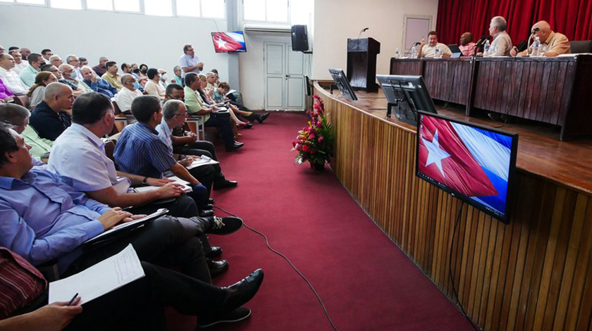 La agroindustria azucarera cubana dispone de una experiencia tremenda, y eso constituye una fortaleza para el salto tecnológico y organizacional que tenemos que dar en este sector, porque no podemos seguir haciendo lo mismo cuando han cambiado los tiempos y la vida nos está diciendo que tenemos que ir a otros conceptos.