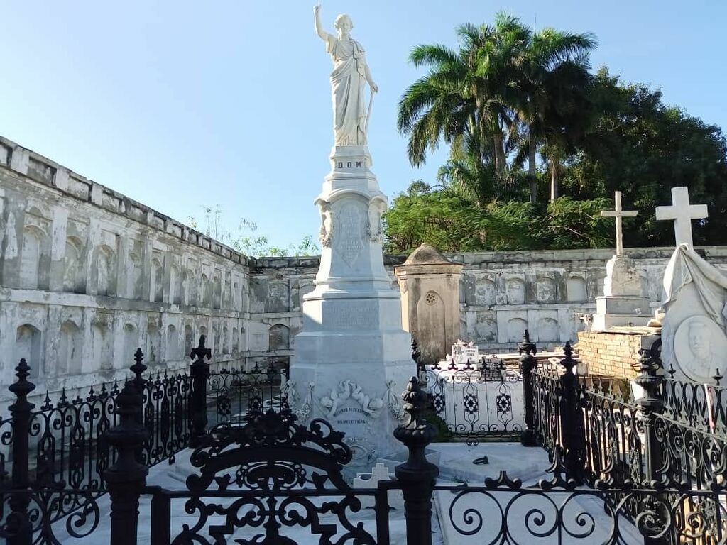 1006-Cienfuegos-cementerio-Reina3.jpg