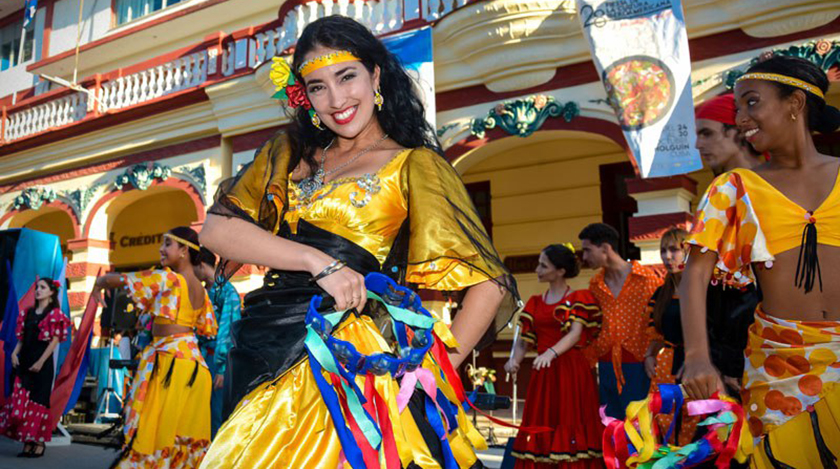 El colorido multicultural que caracteriza a Iberoamérica volvió este martes a las calles de Holguín con el tradicional pasacalle, alusión a las raíces, las tradiciones, y la cultura que entrelaza a los países presentes en la edición 28 de la Fiesta de la Cultura Iberoamericana.