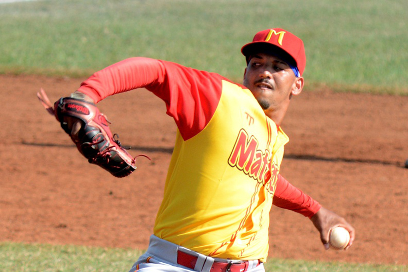 Con envíos muy movidos, mezcló velocidad con cambios de velocidad hacia afuera del plato, Naykel Cruz lanzó 4.2 innings en los cuales apenas admitió un jit, propinó dos ponches y tuvo buen control pues no regaló boletos, para anotarse el primer triunfo del torneo