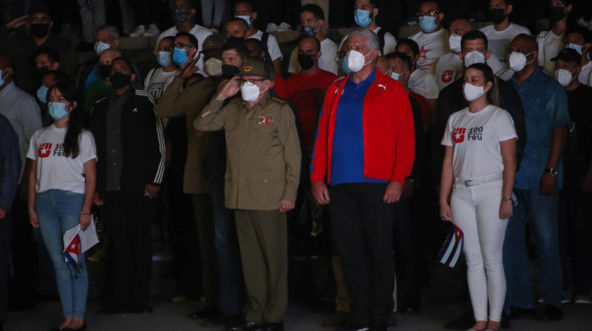 Con la presencia del líder de la Revolución Cubana, General de Ejército, Raúl Castro Ruz, y de Miguel Díaz-Canel Bermúdez, Primer Secretario del Partido Comunista de Cuba, y Presidente de la República, tuvo lugar en la noche del viernes en esta capital la tradicional Marcha de las Antorchas, motivada por el aniversario 169 del natalicio de José Martí.