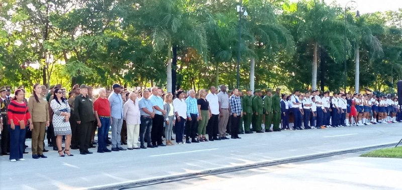 Santiagueros honran a Martí por aniversario 170 de su natalicio 2 2801-stg-marti.3.jpeg
