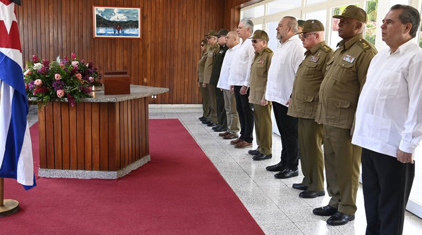 El General de Ejército Raúl Castro Ruz, líder de la Revolución cubana, y Miguel Díaz-Canel Bermúdez, Primer Secretario del Partido Comunista de Cuba y Presidente de la República, encabezaron este lunes la ceremonia de inhumación de los restos del General de Cuerpo de Ejército Julio Casas Regueiro y del General de División Luis Alberto Rodríguez López-Calleja, en el Mausoleo del Segundo Frente Oriental Frank País García.