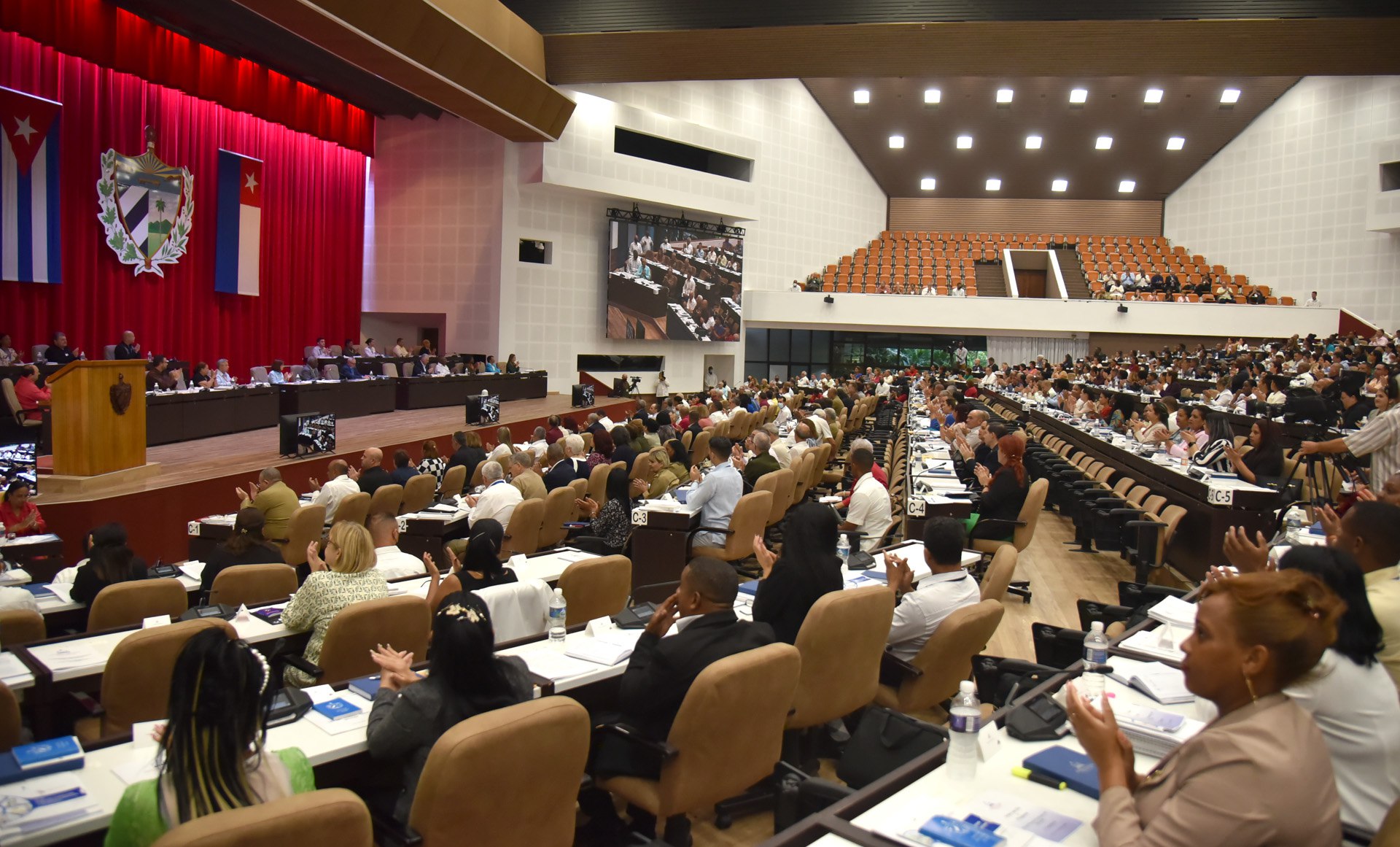 Asisten Raúl y Díaz-Canel a primera sesión del Parlamento cubano