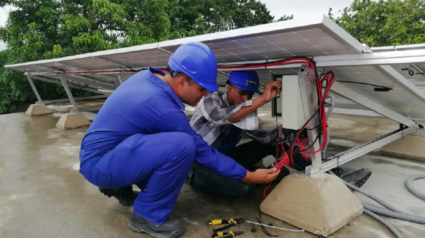 La mediana empresa RENOVA de Camagüey trabaja en la ejecución de varios proyectos en la provincia y otros territorios cubanos que apuestan por la sostenibilidad energética de empresas, mediante la instalación de sistemas fotovoltaicos.