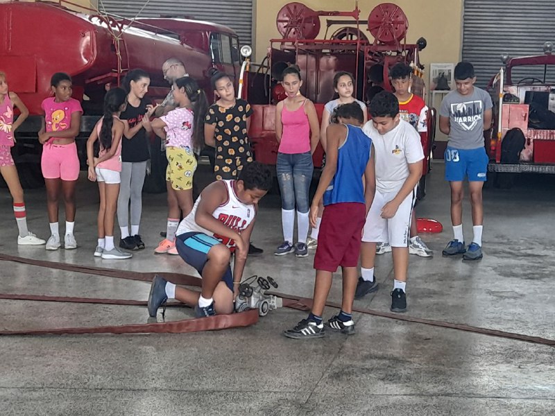 Matanzas: pioneros aprenden sobre el oficio de bomberos