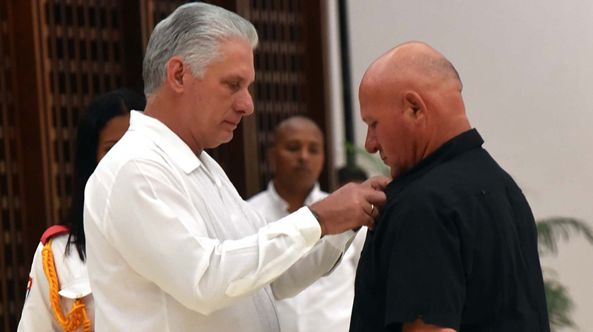 Con la presencia de Miguel Díaz-Canel Bermúdez, Primer Secretario del Comité Central del Partido Comunista de Cuba (CCPCC) y Presidente de la Republica, se celebró hoy, en esta capital, el acto de imposición de condecoraciones estatales de la Asociación Nacional de Agricultores Pequeños (ANAP) a afiliados destacados en el quehacer de la organización.