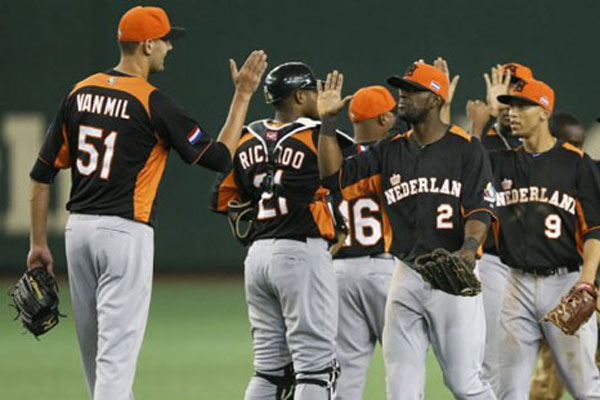 Holanda debutó hoy con victoria en el Grupo A del torneo mundial de Béisbol Premier 12, al superar 7-4 al elenco anfitrión de Taipei de China Holanda debutó hoy con victoria en el Grupo A del torneo mundial de Béisbol Premier 12, al superar 7-4 al elenco anfitrión de Taipei de China