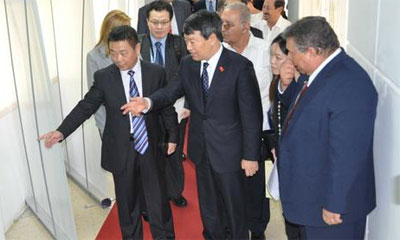 El Sr. Xu Shaoshi, Presidente de la Comisión Nacional de Desarrollo y Reforma, de la República Popular China, y Marino Murillo Jorge, Vice Presidente del Consejo de Ministros y Jefe de la Comisión de Implementación de los Lineamientos, durante el recorrido inaugural, de la Planta de Biosensores, en La Habana, Cuba, 22 de julio de 2014. AIN FOTO/Roberto CABRERA CATASÚS