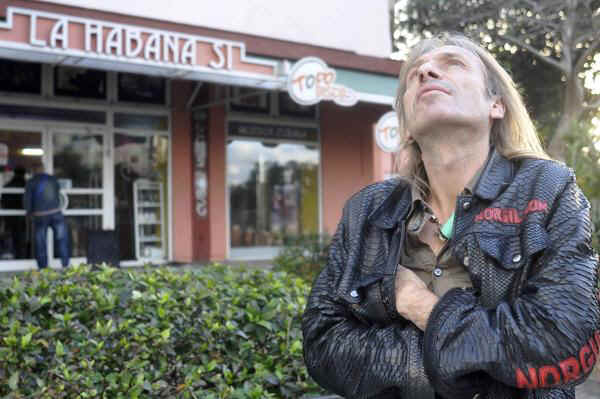Alain Robert El escalador francés, Alain Robert, conocido como el "hombre araña", observa la fachada del Hotel Habana Libre, en La Habana, Cuba, el 3 de febrero de 2013. AIN FOTO/Roberto MOREJÓN RODRÍGUEZ