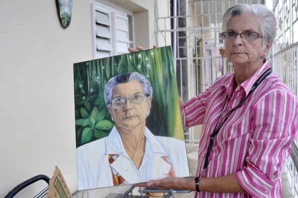 Magaly Llort, madre de Fernando González Llort , uno de los Cinco antiterroristas cubanos condenados injustamente en Estados Unidos, muestra en La Habana, una pintura realizada por Fernando de su madre. AIN FOTO/Roberto MOREJON RODRIGUEZ