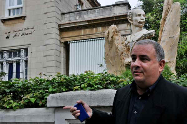 Erasmo Lazcano López, Vicepresidente primero de la Sociedad Cultural José Martí, durante una entrevista ofrecida a la Agencia de Información Nacional, con motivo del 160 aniversario del natalicio del Héroe Nacional cubano, en La Habana, Cuba. AIN FOTO/ Omara GARCIA MEDEROS