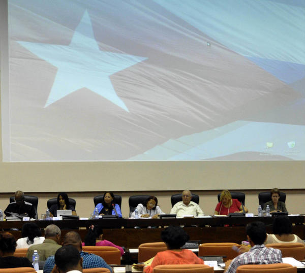 Diputados en la Comisión de Atención a los Servicios, en el V Período Ordinario de Sesiones de la VIII Legislatura de la Asamblea Nacional del Poder Popular, en el Palacio de Convenciones de La Habana, Cuba, el 11 de julio de 2015. AIN FOITO/Marcelino VÁZQUEZ HERNÁNDEZ