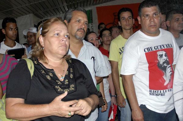 Los hijos del Che: Celia (I) y Ernesto Guevara March (C), junto a Julio Lima Corzo (D), miembro del Comité Central del Partido Comunista de Cuba (CC PCC), y su Primer Secretario en la provincia, rinden tributo a su padre, en el Complejo Escultórico Ernesto Guevara de la Serna, en el 87 Aniversario de su natalicio en la ciudad de Santa Clara, provincia Villa Clara, el 14 de junio de 2015 AIN FOTO/ Arelys María ECHEVARRÍA RODRÍGUEZ