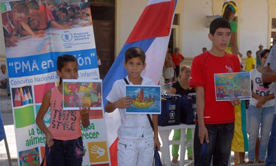 Célida Laura Sol Domínguez (I), Yan Carlos González (C) y Joaquín Figueredo Batista (D), de 9; 10 y 12 años respectivamente, todos de Granma, muestran copias de sus obras por las que recibieron menciones en la XIV edición del Concurso Nacional de Plástica Infantil PMA en Acción, 2014. AIN FOTO concurso_pma.jpg