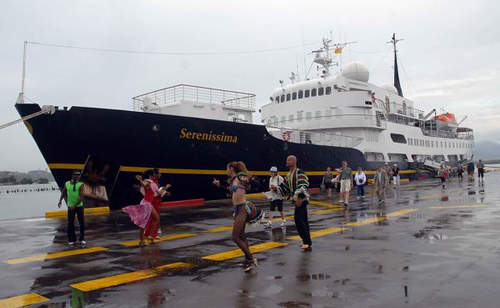 El crucero inglés MS Serenissima, atracó en la terminar de cruceros del puerto Guillermón Moncada de Santiago de Cuba, con turistas de Finlandia que fueron recibidos por el cuerpo de baile del Cabaret Tropicana Santiago. Cuba, 31 de marzo de 2015. AIN FOTO/Miguel RUBIERA JUSTIZ El crucero inglés MS Serenissima, atracó en la terminar de cruceros del puerto Guillermón Moncada de Santiago de Cuba, con turistas de Finlandia que fueron recibidos por el cuerpo de baile del Cabaret Tropicana Santiago. Cuba, 31 de marzo de 2015. AIN FOTO/Miguel RUBIERA JUSTIZ