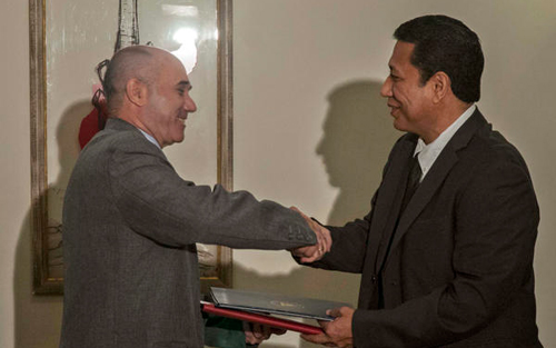 Alfredo Pablo Cordero Puig (I), Presidente del Instituto de Aeronáutica Civil de Cuba, junto al Capitan Carlos Salazar, Director General del Instituto Nicaragüense de Aeronáutica Civil, se intercambian documento tras la firma de un Convenio de Asistencia Técnica y la Actualización del Acuerdo Bilateral de Transporte Aéreo, efectuado en el Hotel Nacional de Cuba, en La Habana, el 31 de marzo de 2015. AIN FOTO/Abel ERNESTO Alfredo Pablo Cordero Puig (I), Presidente del Instituto de Aeronáutica Civil de Cuba, junto al Capitan Carlos Salazar, Director General del Instituto Nicaragüense de Aeronáutica Civil, se intercambian documento tras la firma de un Convenio de Asistencia Técnica y la Actualización del Acuerdo Bilateral de Transporte Aéreo, efectuado en el Hotel Nacional de Cuba, en La Habana, el 31 de marzo de 2015. AIN FOTO/Abel ERNESTO