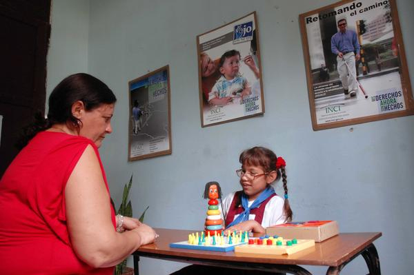 Los niños cubanos sordos, ciegos y débiles visuales reciben especial atención del Estado cubano, dedicando grandes esfuerzos para adquirir los medios técnicos necesarios através de terceros países, debido al bloqueo impuesto por Estados Unidos contra Cuba, en la escuela especial Antonio Suárez, en Camagüey, el 26 de septiembre de 2014 debil_visual.jpg