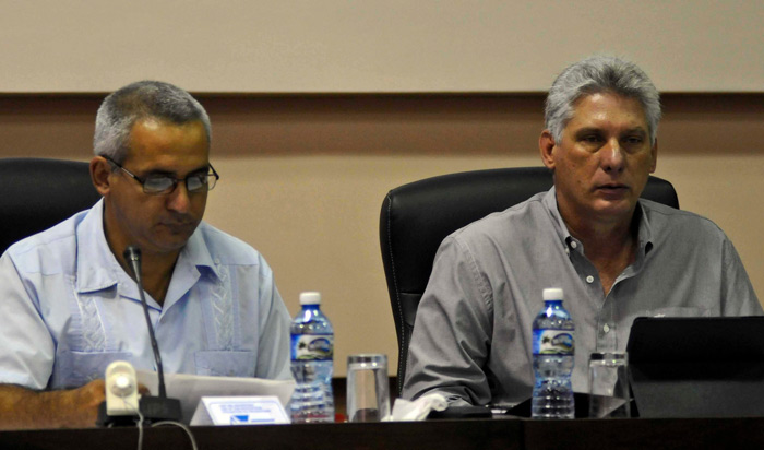 Asiste Miguel Díaz-Canel (D), primer vicepresidente de los Consejos de Estado y de Ministros a la comisión de Educación, Cultura, Ciencia , Tecnología y Medio Ambiente de V Período Ordinario de Sesiones de la VIII Legislatura de la Asamblea Nacional del Poder popular, realizado en el Palacio de Convenciones de La Habana, Cuba, el 11 de julio de 2015. AIN FOTO/Abel PADRÓN PADILLA Asiste Miguel Díaz-Canel (D), primer vicepresidente de los Consejos de Estado y de Ministros a la comisión de Educación, Cultura, Ciencia , Tecnología y Medio Ambiente de V Período Ordinario de Sesiones de la VIII Legislatura de la Asamblea Nacional del Poder popular, realizado en el Palacio de Convenciones de La Habana, Cuba, el 11 de julio de 2015. AIN FOTO/Abel PADRÓN PADILLA