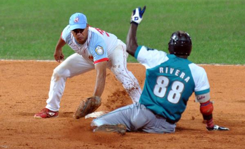 Jugada en segunda base, durante el sexto encuentro del play off final, entre los equipos de los Tigres de Ciego de Ávila y los Piratas de Isla de la Juventud, en la 54 Serie Nacional de Béisbol, en el estadio José Ramón Cepero, en la capital avileña, el 10 de abril de 2015. AIN FOTO/Marcelino VáZQUEZ HERNÁNDEZ Jugada en segunda base, durante el sexto encuentro del play off final, entre los equipos de los Tigres de Ciego de Ávila y los Piratas de Isla de la Juventud, en la 54 Serie Nacional de Béisbol, en el estadio José Ramón Cepero, en la capital avileña, el 10 de abril de 2015. AIN FOTO/Marcelino VáZQUEZ HERNÁNDEZ