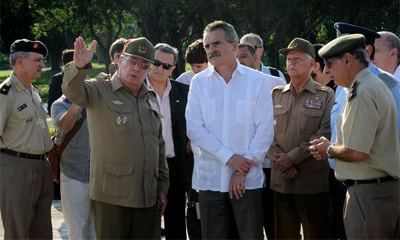 El General de Cuerpo de Ejercito, Álvaro López Miera junto al Ministro de Defensa de Argentina, Agustín Rossi (C). AIN FOTO/Abel PADRÓN PADILLA El General de Cuerpo de Ejercito, Álvaro López Miera (frente,izquierda), miembro del Buró Político del Partido Comunista de Cuba ( BP PCC),, Viceministro Primero de las Fuerzas Armadas Revolucionarias (MINFAR) y Jefe del Estado Mayor General, recibe en el Mausoleo al Mayor General Antonio Maceo del Cacahual, al Ministro de Defensa de la República Argentina, Agustín Rossi (C), en La Habana, el 2 de julio de 2014. AIN FOTO/Abel PADRÓN PADILLA/