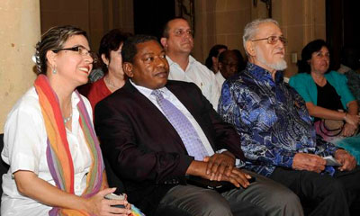 Kenia Serrano Puig (I), Presidenta del Instituto Cubano de Amistad con los Pueblos (ICAP), Jerobeam Shaanika (C), embajador de la República de Namibia, y Jorge Risquet Valdés-Saldaña (D), miembro del Comité Central del Partido Comunista de Cuba (CC PCC), durante la celebración del aniversario XXV de la independencia de esa nación africana, realizado en la Casa de la Amistad del ICAP, en La Habana, el 31 de marzo de 2015. AIN FOTO namibia_aniversario.jpg