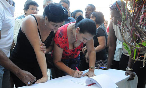 Profesionales de la comunicación en Pinar del Río, firman el libro en apoyo incondicional al pueblo y gobierno venezolano, contra la Orden Ejecutiva firmada por el presidente Barack Obama, en acto efectuado en la sede del semanario Guerrillero, el 1 de abril de 2015. AIN FOTO/Alejandro ROSALES/Estudiante de Periodismo/ Profesionales de la comunicación en Pinar del Río, firman el libro en apoyo incondicional al pueblo y gobierno venezolano, contra la Orden Ejecutiva firmada por el presidente Barack Obama, en acto efectuado en la sede del semanario Guerrillero, el 1 de abril de 2015. AIN FOTO/Alejandro ROSALES/Estudiante de Periodismo/