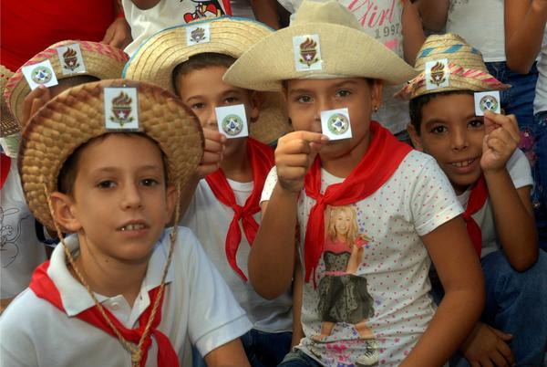 Integrantes de la Organización de Pioneros José Martí (OPJM) de la Escuela Primaria Mario Castillo Rojas, del municipio Cumanayagua, muestran el distintivo representativo de integrantes del Movimiento de Pioneros Exploradores, correspondiente al presente curso escolar 2014- 2015, en Cienfuegos pioneros_exploradores.jpg