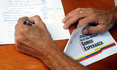 Firmas en rechazo a la política intervencionista de Estados Unidos y exigiendo que se revoque la Orden Ejecutiva firmada por el Presidente Barack Obama que considera a Venezuela como una amenaza para la seguridad nacional del país norteño, son recogidas en la Casa Simón Bolívar de La Habana, Cuba, el 31 de marzo de 2015.AIN FOTO/ venezuela_solidaridad.jpg
