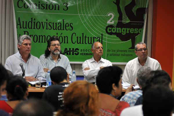 De izquierda a derecha: Miguel Díaz-Canel Bermúdez, miembro del Buró Político del Comité Central del Partido Comunista de Cuba y primer vicepresidente de los Consejos de Estado y de Ministros, Abel Prieto, Asesor del Presidente de los Consejos de Estado y de Ministros, Rafael Bernal, Ministro cubano de Cultura, y Roberto Smith de Castro, Presidente del Instituto Cubano de Cine e Industrias Cinematográficas (ICAIC), presidieron la comisión tres ?Audiovisuales y Promoción Cultural?, durante el II Congreso de la Asociación Hermanos Saíz, en la sede de los estudios de animación del ICAIC, en La Habana, Cuba, el 18 de octubre de 2013. AIN FOTO/Abel ERNESTO