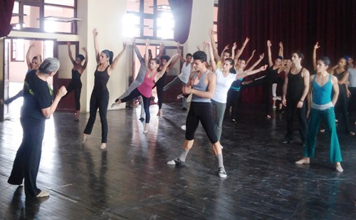 American dance teacher delivers conference in central Cuba