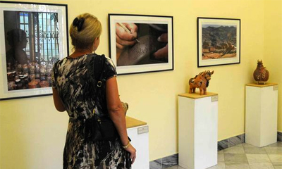 Piezas de artesanía popular latinoamericana de la colección de Servando Cabrera Moreno y fotografías de Julio Larramendi, pertenecientes a la exposición Viajeros de los tiempos , inaugurada en el Museo Biblioteca dedicado a Servando, en La Habana, Cuba, el 30 de mayo de 2014. AIN FOTO/Roberto MOREJÓN RODRÍGUEZ