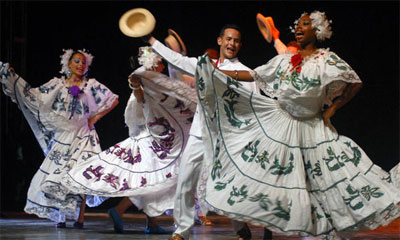 Espectáculo del Ballet Folklórico de Camagüey, en homenaje a su director Reinaldo Hechemandía Estrada, por su aniversario 40 de vida artística, en el Teatro Principal, en Camagüey, Cuba, el 3 de mayo de 2014. AIN FOTO ARCHIVO ballet_folklorico.jpg