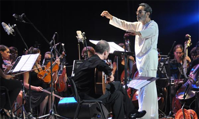 Ricardo Gallen (guitarra) y la Orquesta de Cámara de La Habana, dirigida por el maestro Leo Brouwer, durante el Concierto de los Ancestros, en la clausura del VI Festival Leo Brouwer, en el Teatro Karl Marx, en La Habana, Cuba, el 12 de octubre de 2014. Ricardo Gallen (guitarra) y la Orquesta de Cámara de La Habana, dirigida por el maestro Leo Brouwer, durante el Concierto de los Ancestros, en la clausura del VI Festival Leo Brouwer, en el Teatro Karl Marx, en La Habana, Cuba, el 12 de octubre de 2014.