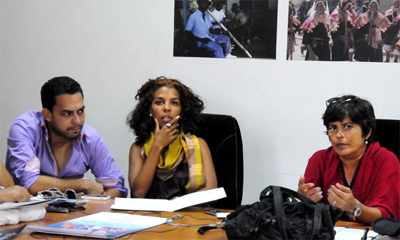 Pedro Pablo Cruz (I) y Lisbeth Ruiz (C), integrantes del elenco, y Anilia Moreno (D), Presidenta dle Consejo Nacional de Casas de Cultura, durante la conferencia de prensa sobre las próximas presentaciones del evento cultural "Viva la Gente", realizada en la sede de la Casa del Alba Cultural, en La Habana, Cuba, el 7 de octubre de 2014. AIN FOTO/Oriol de la Cruz ATENCIO Pedro Pablo Cruz (I) y Lisbeth Ruiz (C), integrantes del elenco, y Anilia Moreno (D), Presidenta dle Consejo Nacional de Casas de Cultura, durante la conferencia de prensa sobre las próximas presentaciones del evento cultural "Viva la Gente", realizada en la sede de la Casa del Alba Cultural, en La Habana, Cuba, el 7 de octubre de 2014. AIN FOTO/Oriol de la Cruz ATENCIO