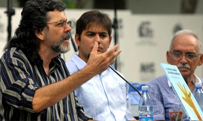 Abel Prieto Jiménez (I), asesor del Presidente de los Consejos de Estado y de Ministros, durante la presentación del libro El destino común de nuestra América, de Abel Enrique González Santamaría (C), Doctor en Ciencias Políticas, realizada en el Pabellón Cuba, en La Habana, el 13 de agosto de 2014. A la derecha Juan Carlos Rodríguez Ross (D), director de la Editorial Capitan San Luis. AIN FOTO/Oriol de la Cruz ATENCIO