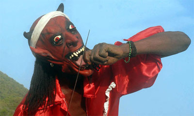 Una representación del Diablo, una de los fetiches representado en la Fiesta del Fuego, se hace presente durante el culto a Yemayá, diosa del mar, en la playa Juan González, en la costa sur de la Sierra Maestra, durante la edición 34 del Festival del Caribe en Santiago de Cuba, el 8 de julio de 2014. AIN FOTO/Miguel RUBIERA JUSTIZ Una representación del Diablo, una de los fetiches representado en la Fiesta del Fuego, se hace presente durante el culto a Yemayá, diosa del mar, en la playa Juan González, en la costa sur de la Sierra Maestra, durante la edición 34 del Festival del Caribe en Santiago de Cuba, el 8 de julio de 2014. AIN FOTO/Miguel RUBIERA JUSTIZ