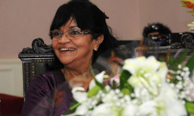 Digna Guerra (I), Directora del Coro Nacional de Cuba, recibe el Título de Doctora Honoris Causa de la Universidad de las Artes, de manos de Rolando González (C), rector del Instituto Superior de Arte (ISA), y Abel Acosta (D), viceministro de Cultura, en ceremonia realizada en la sede del ISA, en La Habana, Cuba, el 9 de marzo de 2015. AIN FOTO digna_guerra.jpg