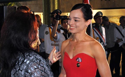 Nereida López (I), Secretaria Nacional del Sindicato de Trabajadores de la Cultura, entrega la Distinción "Raúl Gómez García", a la primera bailarina cubana, Viengsay Valdés (D), durante el acto de entrega de distinciones por años de servicio en el Ballet Nacional de Cuba (BNC), en el Memorial José Martí, en La Habana, el 16 de enero de 2015. AIN FOTO/Marcelino VÁZQUEZ HERNÁNDEZ Nereida López (I), Secretaria Nacional del Sindicato de Trabajadores de la Cultura, entrega la Distinción "Raúl Gómez García", a la primera bailarina cubana, Viengsay Valdés (D), durante el acto de entrega de distinciones por años de servicio en el Ballet Nacional de Cuba (BNC), en el Memorial José Martí, en La Habana, el 16 de enero de 2015. AIN FOTO/Marcelino VÁZQUEZ HERNÁNDEZ