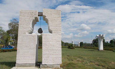 Escultura de mármol como representación alegórica a la campana del ingenio La Demajagua, ubicada en la circunvalación sur de Bayamo. Foto: CNC Granma TV Escultura de mármol como representación alegórica a la campana del ingenio La Demajagua, ubicada en la circunvalación sur de Bayamo. Foto: CNC Granma TV