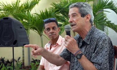 Fernando Pérez (D), uno de los directores más relevantes del cine cubano contemporáneo, durante un conversatorio con el público camagüeyano, después de la presentación de su más reciente filme "La Pared de la Palabras", en la ciudad de Camagüey, Cuba, el 15 de enero de 2015. AIN FOTO/ Rodolfo BLANCO CUÉ Fernando Pérez (D), uno de los directores más relevantes del cine cubano contemporáneo, durante un conversatorio con el público camagüeyano, después de la presentación de su más reciente filme "La Pared de la Palabras", en la ciudad de Camagüey, Cuba, el 15 de enero de 2015. AIN FOTO/ Rodolfo BLANCO CUÉ
