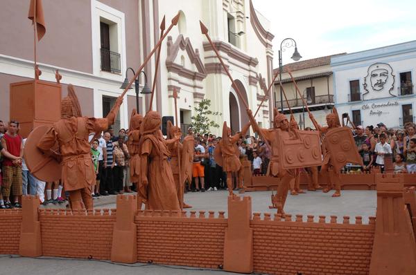 Troya, una leyenda de barro, obra de la compañía avileña D´ Morón Teatro, presentada en la céntrica Plaza de Los Trabajadores, durante el XV Festival Nacional de Teatro, en Camagüey, el 8 de octubre de 2014